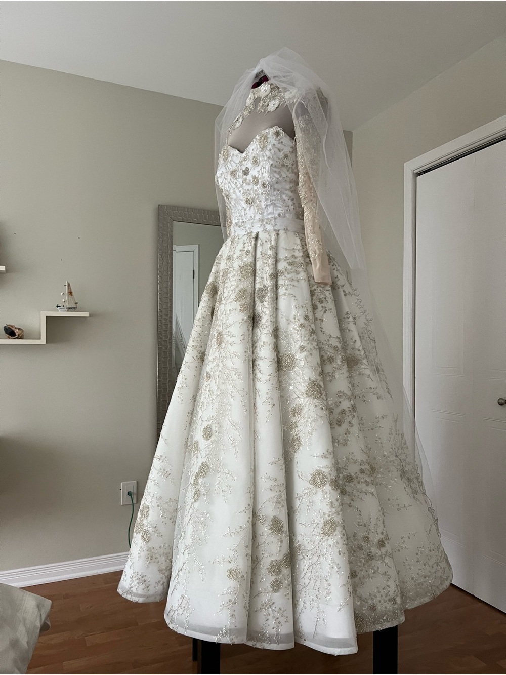 Wedding dress - Picture 3 of 6